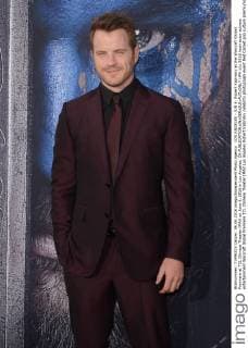 LOS ANGELES - JUN 6: Robert Kazinsky at the Warcraft Global Premiere at TCL Chinese Theater IMAX on June 6, 2016 in Los Angeles, CA  HPA