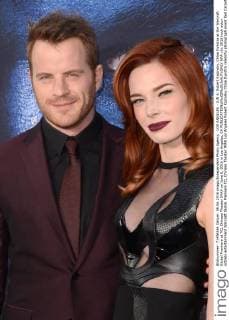 LOS ANGELES - JUN 6: Robert Kazinsky, Chloe Dykstra at the Warcraft Global Premiere at TCL Chinese Theater IMAX on June 6, 2016 in Los Angeles, CA  HPA
