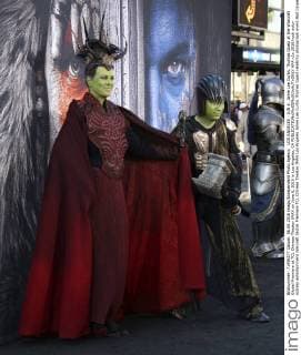 LOS ANGELES - JUN 6: Jamie Lee Curtis, Thomas Guest at the Warcraft Global Premiere at TCL Chinese Theater IMAX on June 6, 2016 in Los Angeles, CA  HPA