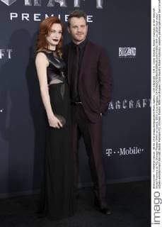 LOS ANGELES - JUN 6: Chloe Dykstra, Robert Kazinsky at the Warcraft Global Premiere at TCL Chinese Theater IMAX on June 6, 2016 in Los Angeles, CA  HPA