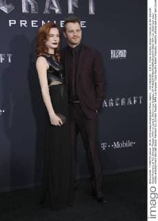 LOS ANGELES - JUN 6: Chloe Dykstra, Robert Kazinsky at the Warcraft Global Premiere at TCL Chinese Theater IMAX on June 6, 2016 in Los Angeles, CA  HPA