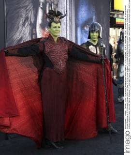 LOS ANGELES - JUN 6: Jamie Lee Curtis, Thomas Guest at the Warcraft Global Premiere at TCL Chinese Theater IMAX on June 6, 2016 in Los Angeles, CA  HPA