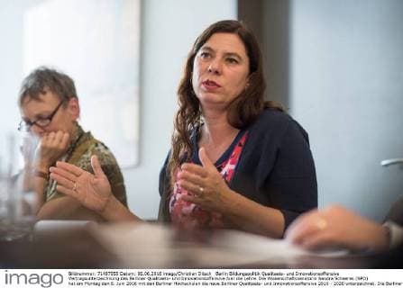 Berlin Bildungspolitik Qualitaets- und Innovationsoffensive Vertragsunterzeichnung des Berliner Qualitaets- und Innovationsoffensive fuer die Lehre. Die Wissenschaftssenatorin Sandra Scheeres (SPD) hat am Montag den 6. Juni 2016 mit den Berliner Hochschulen die neue Berliner Qualitaets- und Innovationsoffensive 2016 - 2020 unterzeichnet. Die Berliner Hochschulen erhalten ueber dieses Programm Sondermittel in Hoehe von 55 Millionen Euro. Diese Mittel werden von den Hochschulen u.a. verwendet fuer die Weiterentwicklung der Qualitaet von Studium und Lehre; Verbesserungen der Beschaeftigungsbedingungen; Beruecksichtigung der zunehmenden Vielfalt der Studierenden; die gezielte Foerderung von Gruendungsinitiativen. Die neue Berliner Qualitaets- und Innovationsoffensive schliesst an die bisherige Qualitaetsoffensive fuer die Lehre an, ist jedoch finanziell erweitert und geht inhaltlich da