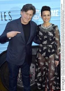 Cameron Crowe und Carla Gugino bei der Premiere der Showtime TV-Serie Roadies im Theatre at Ace Hotel. Los Angeles, 06.06.2016 Foto:xD.xStarbuckx xFuturexImage
