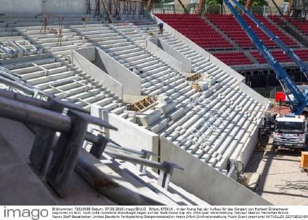 Erfurt, 070616 , in der Arena hat der Aufbau für das Konzert von Herbert Grönemeyer begonnen im Bild: noch nicht montierte Standbügel liegen auf der Südtribüne