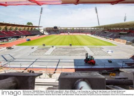Erfurt, 070616 , in der Arena hat der Aufbau für das Konzert von Herbert Grönemeyer begonnen im Bild: Übersicht der Arena, die ersten Platten wurden über Rasen und Tartanbahn gelegt, Blick zur Nordtribüne