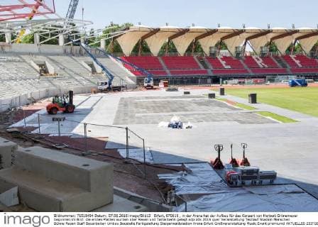 Erfurt, 070616 , in der Arena hat der Aufbau für das Konzert von Herbert Grönemeyer begonnen im Bild: die ersten Platten wurden über Rasen und Tartanbahn gelegt