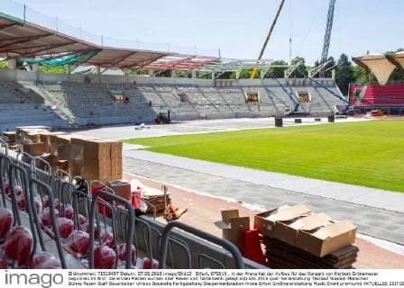 Erfurt, 070616 , in der Arena hat der Aufbau für das Konzert von Herbert Grönemeyer begonnen im Bild: die ersten Platten wurden über Rasen und Tartanbahn gelegt