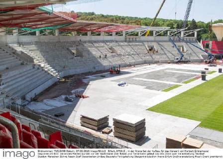Erfurt, 070616 , in der Arena hat der Aufbau für das Konzert von Herbert Grönemeyer begonnen im Bild: die ersten Platten wurden vor der Südtribüne über Rasen und Tartanbahn gelegt