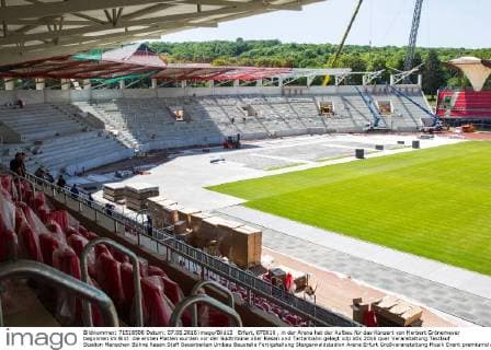 Erfurt, 070616 , in der Arena hat der Aufbau für das Konzert von Herbert Grönemeyer begonnen im Bild: die ersten Platten wurden vor der Südtribüne über Rasen und Tartanbahn gelegt