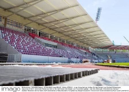 Erfurt, 070616 , in der Arena hat der Aufbau für das Konzert von Herbert Grönemeyer begonnen im Bild: die ersten Platten wurden an der Osttribüne über Rasen und Tartanbahn gelegt ,