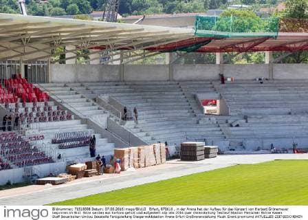 Erfurt, 070616 , in der Arena hat der Aufbau für das Konzert von Herbert Grönemeyer begonnen im Bild: Sitze werden aus Kartons geholt und aufgestellt