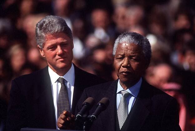 IMAGO History, Ende der Apartheid in Südafrika: 1990-1994 Jan. 1, 2011 - L9549JKEL .BILL CLINTON .NELSON MANDELA.10 04 94. JAMES M KELLY 1994 - ZUMAg49_