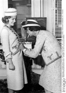 IMAGO ICONS: Coco Chanel Jan. 1, 2011 - COCO CHANEL FIXING ROMY SCHNEIDER.1971. PHOTOS - ZUMAg49_