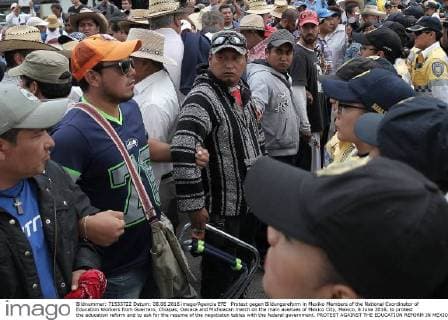 Protest gegen Bildungsreform in Mexiko Members of the National Coordinator of Education Workers from Guerrero, Chiapas, Oaxaca and Michoacan march on the main avenues of Mexico City, Mexico, 8 June 2016, to protest the education reform and to ask for the resume of the negotiaton tables with the federal government. PROTEST AGAINST THE EDUCATION REFORM IN MEXICO !ACHTUNG: NUR REDAKTIONELLE NUTZUNG!  CMX002 20160608-636010259964206643