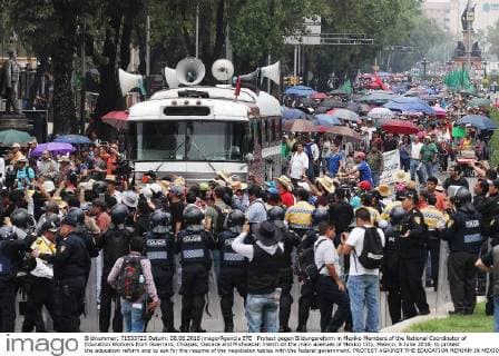 Protest gegen Bildungsreform in Mexiko Members of the National Coordinator of Education Workers from Guerrero, Chiapas, Oaxaca and Michoacan march on the main avenues of Mexico City, Mexico, 8 June 2016, to protest the education reform and to ask for the resume of the negotiaton tables with the federal government. PROTEST AGAINST THE EDUCATION REFORM IN MEXICO !ACHTUNG: NUR REDAKTIONELLE NUTZUNG!  CMX003 20160608-636010260594758643