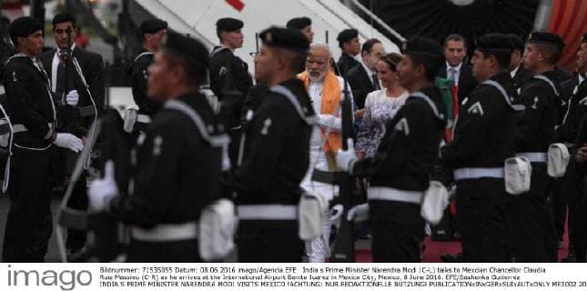 India s Prime Minister Narendra Modi (C-L) talks to Mexcian Chancellor Claudia Ruiz Massieu (C-R) as he arrives at the International Airport Benito Juarez in Mexico City, Mexico, 8 June 2016. EFE Sashenka Gutierrez INDIA S PRIME MINISTER NARENDRA MODI VISITS MEXICO !ACHTUNG: NUR REDAKTIONELLE NUTZUNG!  MEX002 20160609-636010341158321472