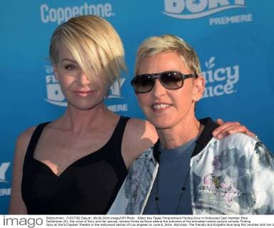 Bilder des Tages Filmpremiere Finding Dory in Hollywood Cast member Ellen DeGeneres (R), the voice of Dory and her spouse, actress Portia de Rossi attend the premiere of the animated motion picture comedy Finding Dory at the El Capitan Theatre in the Hollywood section of Los Angeles on June 8, 2016. Storyline: The friendly-but-forgetful blue tang fish reunites with her loved ones, and everyone learns a few things about the real meaning of family along the way.  LAP2016060813 JIMxRUYMEN