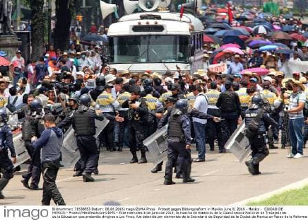 Protest gegen Bildungsreform in Mexiko June 8, 2016 - Mexico - CIUDAD DE MEXICO.- Protest Manifestacion-CDMX.- Este miercoles 8 de junio de 2016, la marcha de maestros de la Coordinadora Nacional de Trabajadores de la Educacion que pretendia dirigirse a Los Pinos, fue detenida por elementos de la Secretaria de Seguridad de la Ciudad de Mexico en Paseo de la Reforma e Insurgentes a un costado del Senado de la Republica. Los maestros regresaron a la Camara Alta en donde seria recibida una comision. Foto: Agencia EL UNIVERSAL Lucia Godinez RCC Mexico  - ZUMAu78_