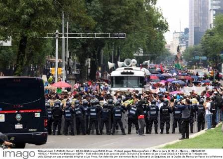 Protest gegen Bildungsreform in Mexiko June 8, 2016 - Mexico - CIUDAD DE MEXICO.- Protest Manifestacion-CDMX.- Este miercoles 8 de junio de 2016, la marcha de maestros de la Coordinadora Nacional de Trabajadores de la Educacion que pretendia dirigirse a Los Pinos, fue detenida por elementos de la Secretaria de Seguridad de la Ciudad de Mexico en Paseo de la Reforma e Insurgentes a un costado del Senado de la Republica. Los maestros regresaron a la Camara Alta en donde seria recibida una comision. Foto: Agencia EL UNIVERSAL Lucia Godinez RCC Mexico  - ZUMAu78_