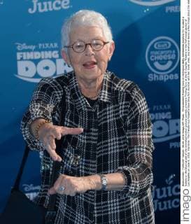 Filmpremiere Finding Dory in Hollywood Betty DeGeneres playfully try to catch a bubble on the blue carpet of the animated motion picture comedy premiere Finding Dory at the El Capitan Theatre in the Hollywood section of Los Angeles on June 8, 2016. Storyline: The friendly-but-forgetful blue tang fish reunites with her loved ones, and everyone learns a few things about the real meaning of family along the way.  LAP2016060826 JIMxRUYMEN