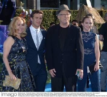 Filmpremiere Finding Dory in Hollywood Cast member Albert Brooks, the voice of Marlin and his wife Kimberly Shlain and their son Jacob and daughter Claire attend the premiere of the animated motion picture comedy Finding Dory at the El Capitan Theatre in the Hollywood section of Los Angeles on June 8, 2016. Storyline: The friendly-but-forgetful blue tang fish reunites with her loved ones, and everyone learns a few things about the real meaning of family along the way.  LAP2016060830 JIMxRUYMEN