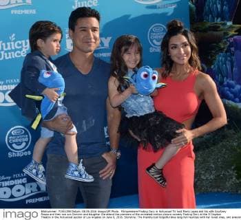 Filmpremiere Finding Dory in Hollywood TV host Mario Lopez and his wife Courtney Mazza and their son son Dominic and daughter Gia attend the premiere of the animated motion picture comedy Finding Dory at the El Capitan Theatre in the Hollywood section of Los Angeles on June 8, 2016. Storyline: The friendly-but-forgetful blue tang fish reunites with her loved ones, and everyone learns a few things about the real meaning of family along the way.  LAP2016060833 JIMxRUYMEN