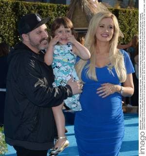 Filmpremiere Finding Dory in Hollywood Model Holly Madison and her husband Pasquale Rotella and their daughter Rainbow Aurora Rotella attend the premiere of the animated motion picture comedy Finding Dory at the El Capitan Theatre in the Hollywood section of Los Angeles on June 8, 2016. Storyline: The friendly-but-forgetful blue tang fish reunites with her loved ones, and everyone learns a few things about the real meaning of family along the way.  LAP2016060843 JIMxRUYMEN