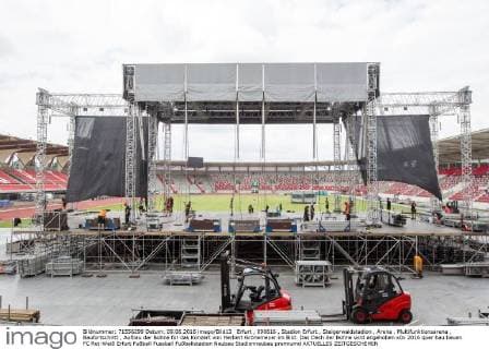 Erfurt , 090616 , Stadion Erfurt , Steigerwaldstadion , Arena , Multifunktionsarena , Baufortschritt , Aufbau der Bühne für das Konzert von Herbert Grönemeyer im Bild: Das Dach der Bühne wird angehoben