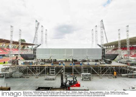 Erfurt , 090616 , Stadion Erfurt , Steigerwaldstadion , Arena , Multifunktionsarena , Baufortschritt , Aufbau der Bühne für das Konzert von Herbert Grönemeyer im Bild: Das Dach der Bühne wird angehoben