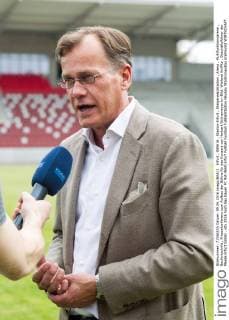 Erfurt , 090616 , Stadion Erfurt , Steigerwaldstadion , Arena , Multifunktionsarena , Baufortschritt , Pressekonferenz zum Aufbau der Bühne für das Konzert von Herbert Grönemeyer im Bild: Wieland Kniffka , Geschäftsführer der Messe Erfurt GmbH ,