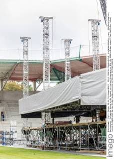 Erfurt , 090616 , Stadion Erfurt , Steigerwaldstadion , Arena , Multifunktionsarena , Baufortschritt , Aufbau der Bühne für das Konzert von Herbert Grönemeyer im Bild:
