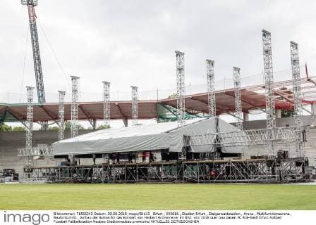 Erfurt , 090616 , Stadion Erfurt , Steigerwaldstadion , Arena , Multifunktionsarena , Baufortschritt , Aufbau der Bühne für das Konzert von Herbert Grönemeyer im Bild: