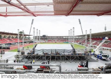 Bilder des Tages Erfurt , 090616 , Stadion Erfurt , Steigerwaldstadion , Arena , Multifunktionsarena , Baufortschritt , im Bild: Aufbau der Bühne für das Konzert von Herbert Grönemeyer