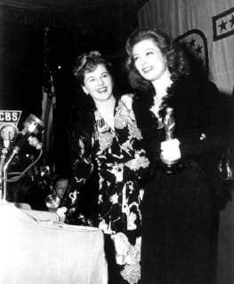 OSCARS. Beste Hauptdarstellerin. Preisträgerinnen 1941-1950 Jan. 1, 2011 - 15TH OSCAR AWARDS 1942.GREER GARSON, WHOSE 1942 OSCAR ACCEPTANCE SPEECH IS RATED THE LONGEST IN THE HISTORY OF THE ACADEMY AWARDS. GREER WON THE BEST ACTRESS AWARD FOR HER ROLE IN MRS. MINIVER . - ZUMAg49_