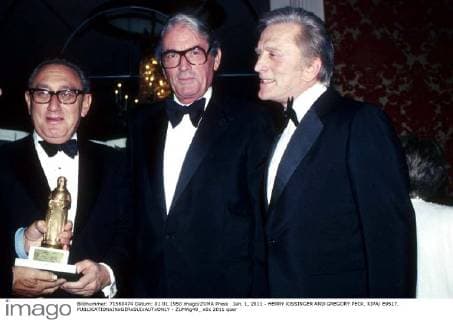 Jan. 1, 2011 - HENRY KISSINGER AND GREGORY PECK. KIPA E9517. - ZUMAg49_