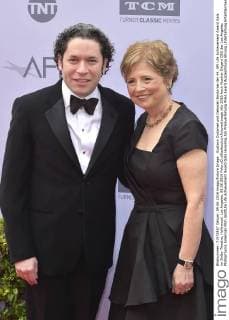 Gustavo Dudamel und Deborah Borda bei der 44. AFI Life Achievement Award Gala im Dolby Theatre, Hollywood. Los Angeles, 09.06.2016 Foto:xD.xStarbuckx xFuturexImage