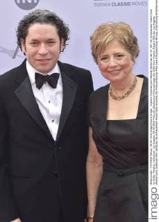 Gustavo Dudamel und Deborah Borda bei der 44. AFI Life Achievement Award Gala im Dolby Theatre, Hollywood. Los Angeles, 09.06.2016 Foto:xD.xStarbuckx xFuturexImage