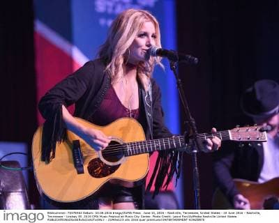 June 10, 2016 - Nashville, Tennessee, United States - 10 June 2016 - Nashville, Tennessee - Lindsay Ell. 2016 CMA Music Festival at Music City Center. Photo Credit: Laura Farr AdMedia Nashville United States - ZUMAa123