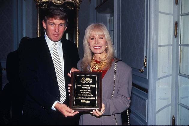 Jan. 1, 2011 - TRUMP RECEIVES AN AWARD FOR TOP HOTEL IN THE USA. 1991.DONALD TRUMP AND LORETTA SWITT.DTRUMPMN - ZUMAg49_
