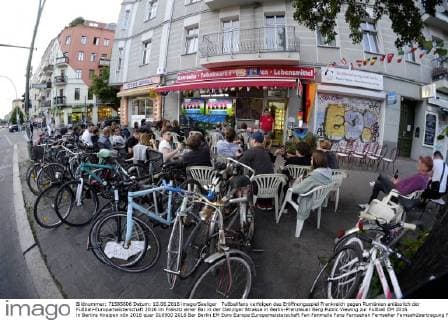 Fußballfans verfolgen das Eröffnungsspiel Frankreich gegen Rumänien anlässlich der Fußball-Europameisterschaft 2016 im Freisitz einer Bar in der Danziger Strasse in Berlin-Prenzlauer Berg Public Viewing zur Fußball EM 2016 in Berlins Kneipen