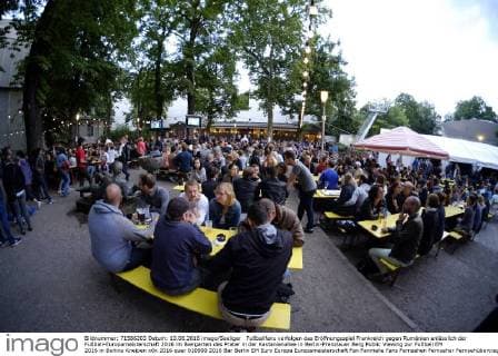 Fußballfans verfolgen das Eröffnungsspiel Frankreich gegen Rumänien anlässlich der Fußball-Europameisterschaft 2016 im Biergarten des Prater in der Kastanienallee in Berlin-Prenzlauer Berg Public Viewing zur Fußball EM 2016 in Berlins Kneipen