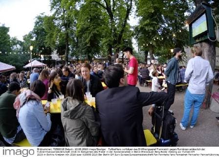 Fußballfans verfolgen das Eröffnungsspiel Frankreich gegen Rumänien anlässlich der Fußball-Europameisterschaft 2016 im Biergarten des Prater in der Kastanienallee in Berlin-Prenzlauer Berg Public Viewing zur Fußball EM 2016 in Berlins Kneipen