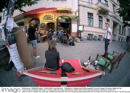 Fußballfans verfolgen das Eröffnungsspiel Frankreich gegen Rumänien anlässlich der Fußball-Europameisterschaft 2016 im Freisitz einer Bar in der Schönhauser Allee in Berlin-Prenzlauer Berg Public Viewing zur Fußball EM 2016 in Berlins Kneipen
