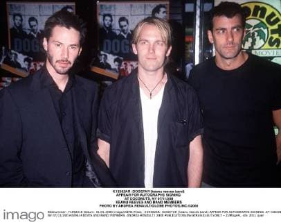 K19302AR: DOGSTAR (keanu reeves band).APPEAR FOR AUTOGRAPHS SIGNING .AT COCONUTS, NY 07 11 200.KEANU REEVES AND BAND MEMBERS. ANDREA RENAULT 2000 - ZUMAg49_