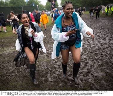 Bilder des Tages June 11, 2016 - Manchester, Greater Manchester, UK - Manchester , UK . Revellers in the mud at the Parklife music festival at Heaton Park in Manchester Manchester UK  - ZUMAl94_