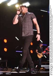 June 11, 2016 - Nashville, Tennessee, United States - 11 June 2016 - Nashville, Tennessee - Cole Swindell. 2016 CMA Music Festival Nightly Concert held at Nissan Stadium. Photo Credit: Laura Farr AdMedia Nashville United States - ZUMAa123