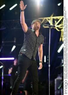 June 11, 2016 - Nashville, Tennessee, United States - 11 June 2016 - Nashville, Tennessee - Cole Swindell. 2016 CMA Music Festival Nightly Concert held at Nissan Stadium. Photo Credit: Laura Farr AdMedia Nashville United States - ZUMAa123