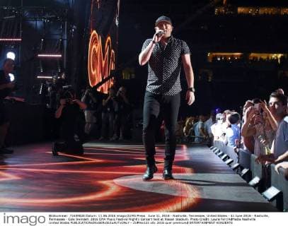 June 11, 2016 - Nashville, Tennessee, United States - 11 June 2016 - Nashville, Tennessee - Cole Swindell. 2016 CMA Music Festival Nightly Concert held at Nissan Stadium. Photo Credit: Laura Farr AdMedia Nashville United States - ZUMAa123