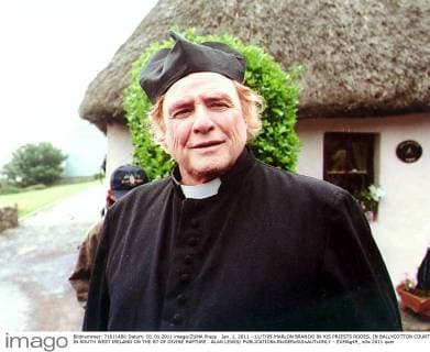 Jan. 1, 2011 - 11 7 95.MARLON BRANDO IN HIS PRIESTS RODES, IN BALLYCOTTON COUNTY IN SOUTH WEST IRELAND ON THE ST OF DIVINE RAPTURE . ALAN LEWIS - ZUMAg49_